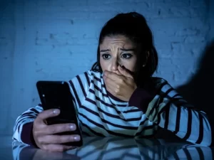scared-women-on-phone